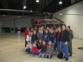 Die Gruppe vor einem \"Black Hawk\"