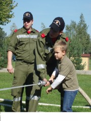 Ellinger Jakob und die Feuerwehrm&auml;nner K&ouml;stinger Florian und Krautstoffel Thomas bei der Station Wasserball