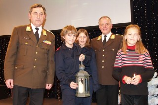 &Uuml;bergabe des Friedenslichtes von Elisabeth an die N&Ouml; FJ