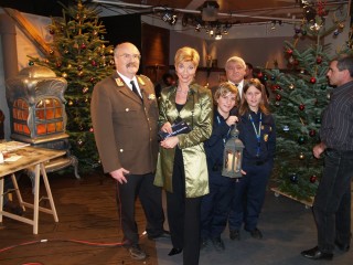 Nadja Mader-M&uuml;ller mit den Feuerwehrvertretern