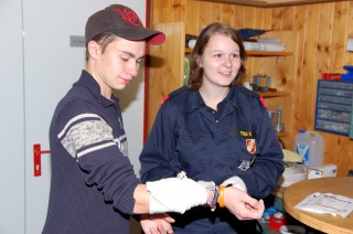 Hansi wird von Kathy richtig verbunden