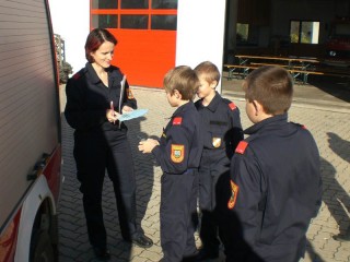 Barbara Schuh mit den JFM bei der Ger&auml;tekunde