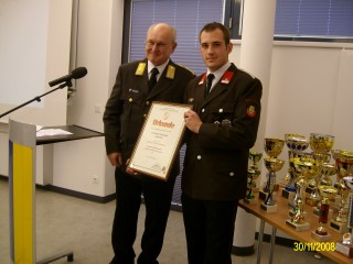 Pr&auml;sident KR Josef Buchta &uuml;bergibt eine Erinnerungsurkunde