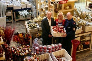 Filialleiter Martin Lackner, Frau Michaela Schuster und Werner Rosenstingl bei der &Uuml;bergabe des Weihnachtsschmuckes