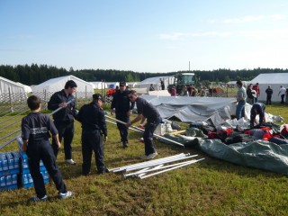 Wieder Abladen und Zelt aufbauen