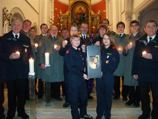 FJ Langenlois mit Vertretern des N&Ouml; LFV und dem Friedenslicht