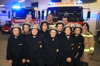 Feuerwehrjugend Korneuburg mit dem Jugendf&uuml;hrerteam und dem Kommando