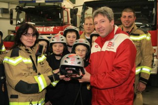 Martin Rundstuck von der KRONEN ZEITUNG und Jugendf&uuml;hrerin Elisabeth Holezek bei der Schihelm&uuml;bergabe an die FJ