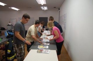 Lagerzeitung wird geheftet