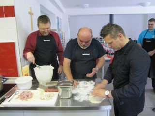 Beim Pizza machen ... M&auml;nner am Herd ;-)