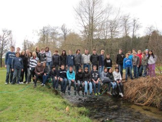 Belastungstest der selbstgebauten Br&uuml;cke