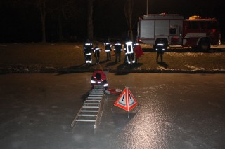 Begehen des Eises mit Schibeleiter