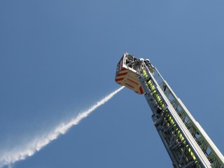 &Uuml;bung mit Wasserwefer auf ca.20-25 Meter H&ouml;he