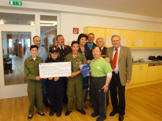 Scheck&uuml;bergabe an die Bewohner