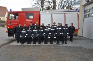 Feuerwehrjugendgruppe mit allen geladenen Feuerwehrfunktion&auml;ren