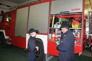JFM Tobias H&ouml;ller & Kommandant HBI Herbert Bailer bei der Wissens&uuml;berpr&uuml;fung am RLF