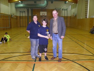 JFM Fabian Baldauf bekommt den Pokal &uuml;berreicht