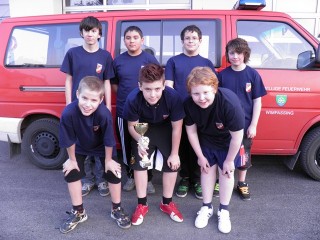 Mannschaftsfoto mit dem Pokal