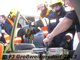 JFM Elena Pachner beim Abtrennen der Fahrzeug-Tür