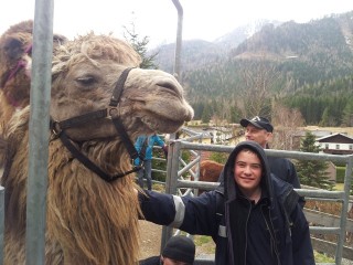 JFM Michael Breuner beim  Kamel streicheln