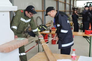 GrKdt. Florian Halbwax bei der Knotenkunde