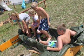 Abkühlung im selbst gebauten Planschbecken