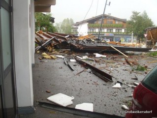 Das Dach des Ellmauer FF - Hauses wurde abgedeckt!