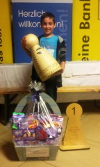 Adhurim Hajdari mit den gro&szlig;en Wanderkegel