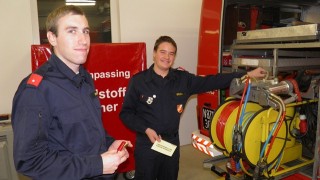 FM Martin Heinig und Grpkdt FJ Michael Breuner bei den technischen Ger&auml;ten