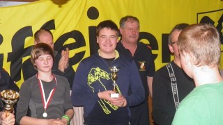 Grpkdt der FJ Michael Breuner bei der Pokal&uuml;bergabe