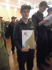 Lisa  mit Urkunde und Medaillie