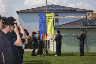 Bewerbsfahne hissen mit Fanfare Reegen Felix