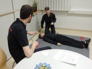 Vorzeigen Notfallcheck und Stabile Seitenlage