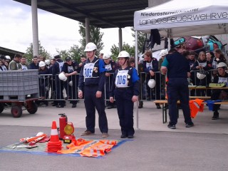 Dunja und Fabian beim Unfallstelleabsichern