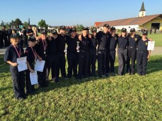 Die Siegergruppe mit dem Pokal