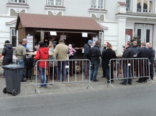 Besucher beim Stand